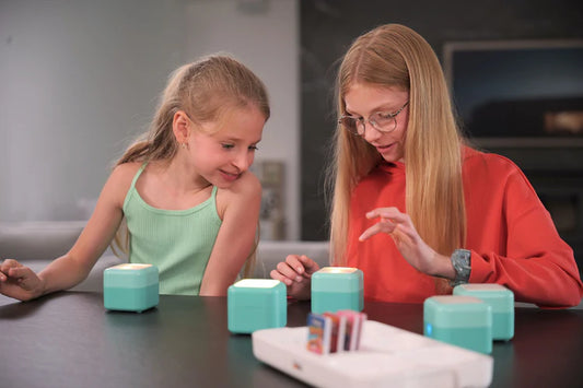 Apprendre en Jouant Sans Écran : L'Incroyable Console PlayCubes de Tokidos