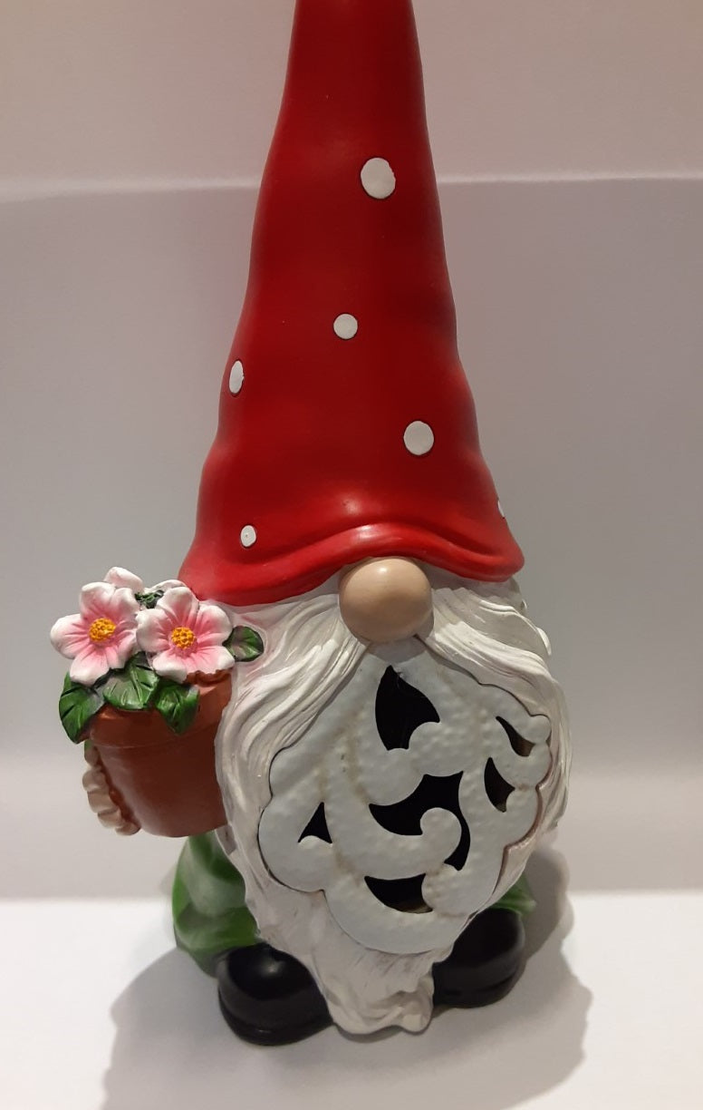 Gnome de jardin à éclairage solaire avec pot de fleurs roses